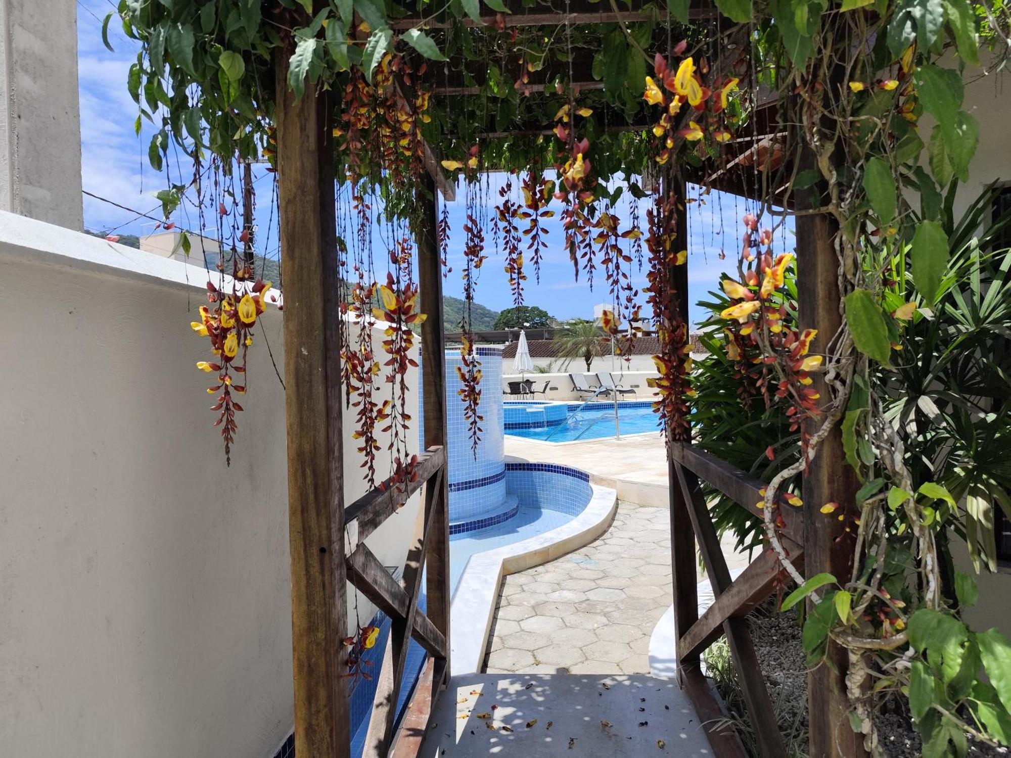 Apto Com Ar-Cond E Piscina A 100 M Praia Da Enseada أوباتوبا المظهر الخارجي الصورة